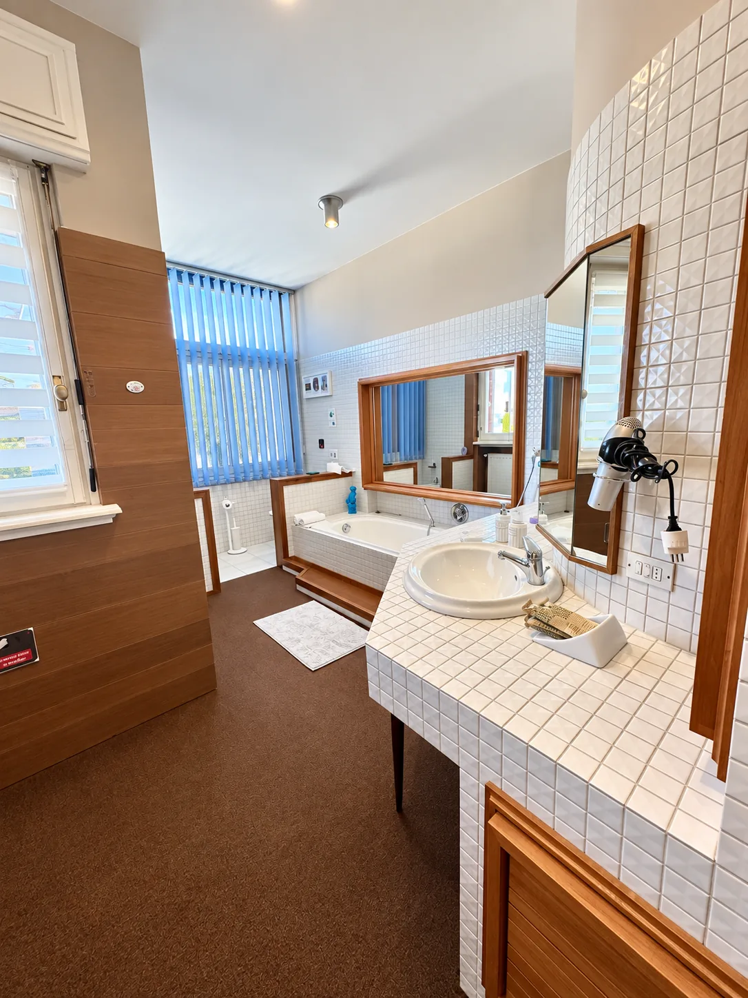 Bagno Padronale with bathtub and wooden mirror
