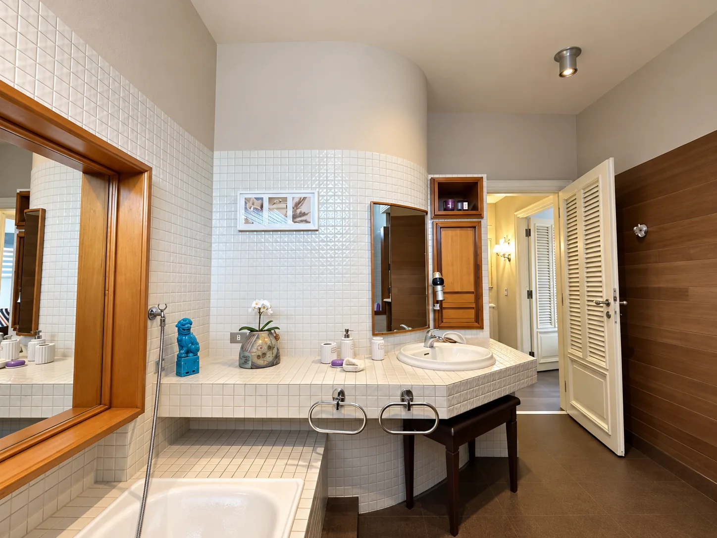 Bagno Padronale sink with grab bars