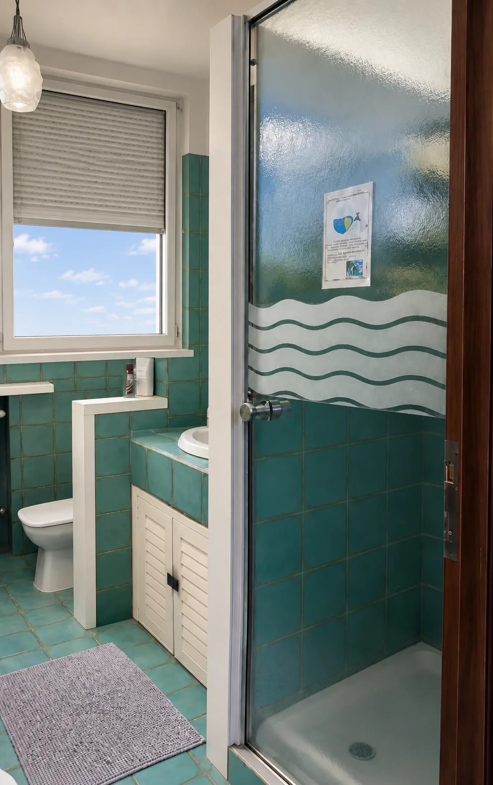 Bagno Azzurro shower with wave-patterned glass door