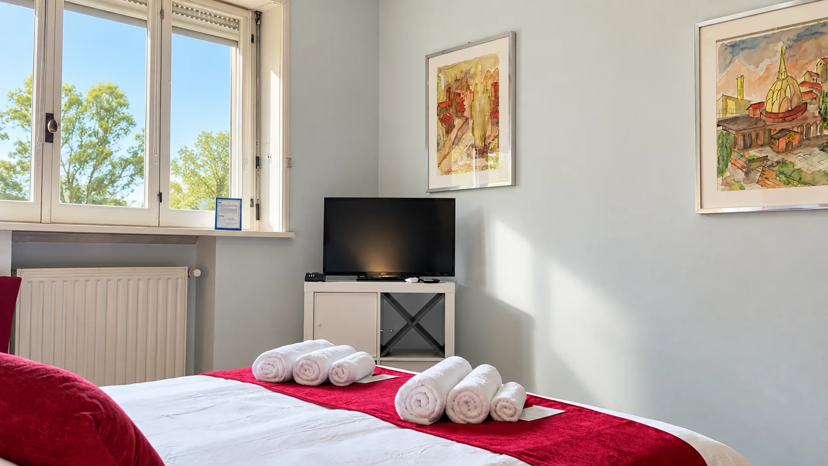 TV corner in the Sky Bedroom overlooking the garden